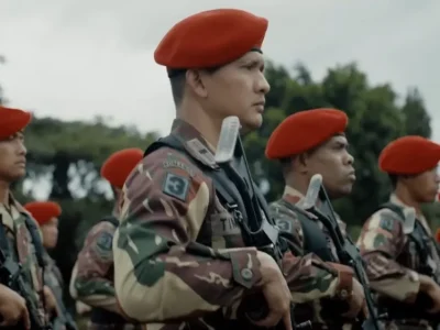 Iko Uwais di film ‘Timur’ (Foto: YouTube/CINEMA 21)