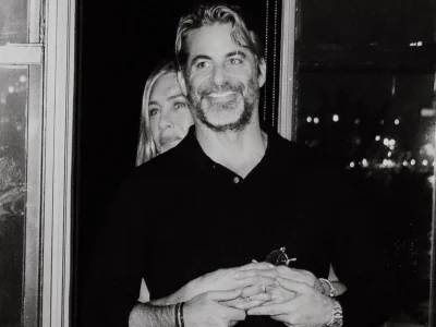 Jennifer Aniston (belakang) dan Jim Curtis (Foto: Instagram/jenniferaniston)