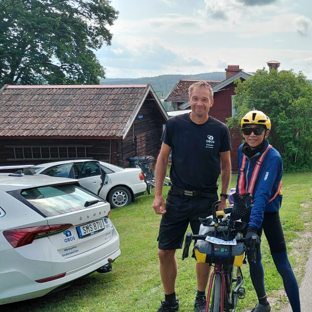 Belly bersama warga sekitar (Foto: Dok. Pribadi)