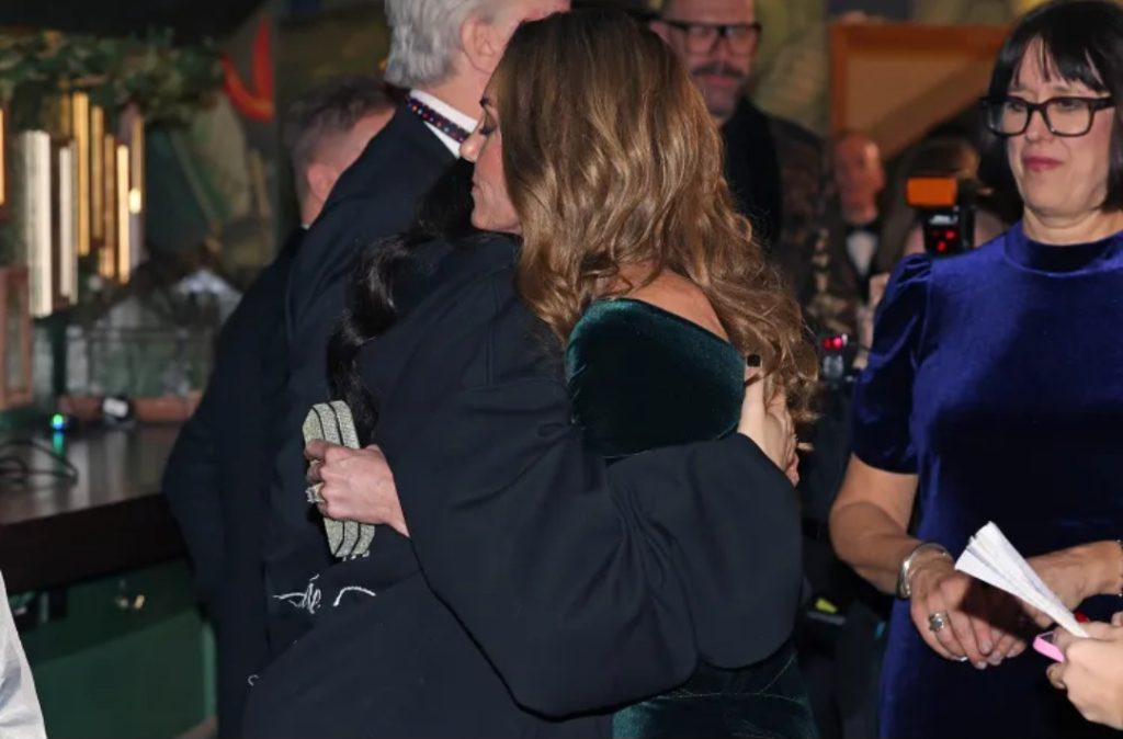 Saling dukung dengan berpelukan (Foto: Getty/Jonathan Buckmaster)