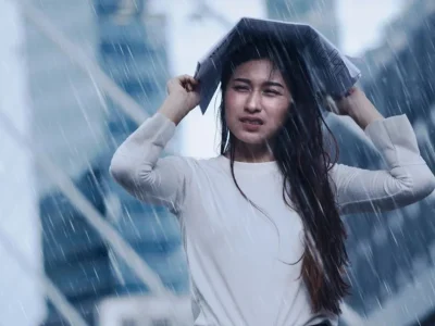 Ilustrasi kehujanan di jalan. Foto : Shutterstock