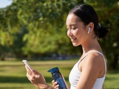 ILUSTRASI: Jogging sambil mendengarkan lagu Indonesia Timur. Foto : freepik/benzoix