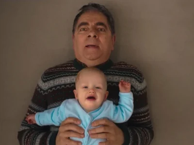Salah satu adegan di serial komedi Natal ‘Man vs Baby’ (Foto: YouTube/Netflix)