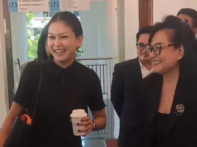 Marissa Anita (kiri) saat sidang perdana perceraian (Foto: Istimewa)