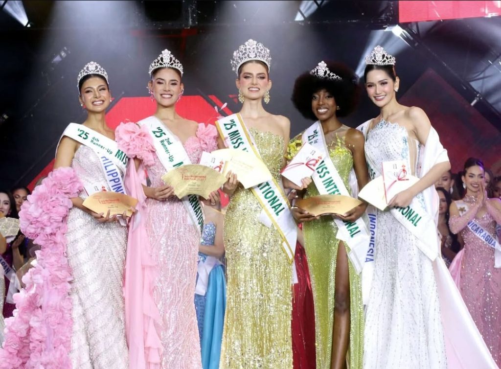 Melliza (paling kanan) bersama dengan pemenang Miss International 2025 yang lain (Foto: Instagram/missinternationalofficial)