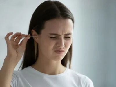 Sensasi mengorek telinga. Foto : Shutterstock/fizkes