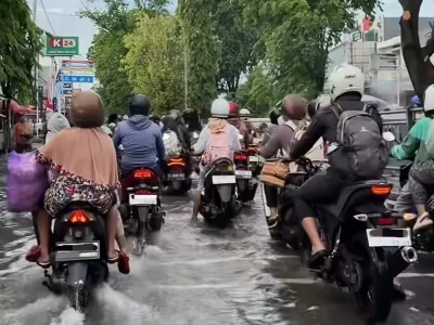 Tips motor melewati banjir (Ilustrasi: Instagram/hangoutsemarang)