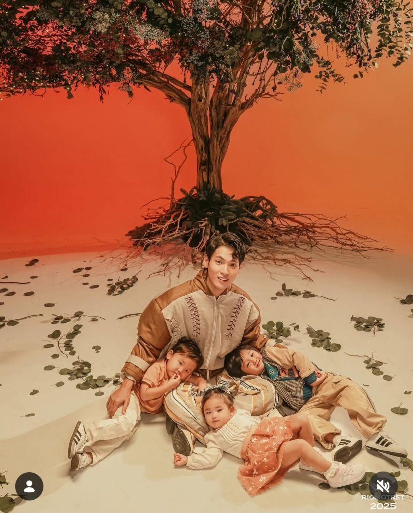 Ketiga anak tidur di pangkuan ayah (Foto: Instagram/daehoon_na)