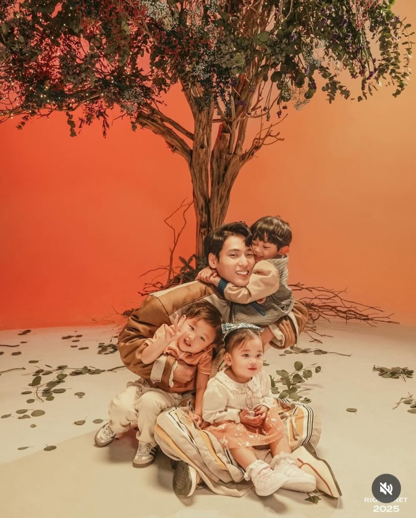 Keempatnya berpelukan (Foto: Instagram/daehoon_na)