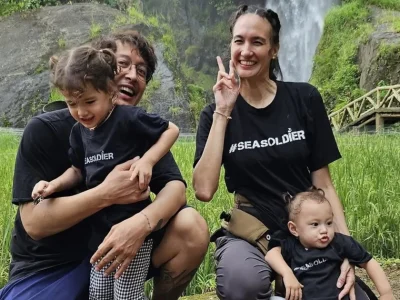 BEDA AGAMA: Dimas Anggara dan Nadine Chandrawinata bersama dua anak mereka (Foto: Instagram/nadinelist)