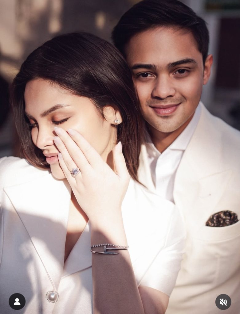 Memamerkan cincin pertunangan (Foto: Instagram/tengkunadiraadn)