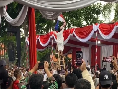 Teatrikal Perobekan Bendera di Parade Surabaya Juang 2025 (Foto: Nyata/Ikhsan)