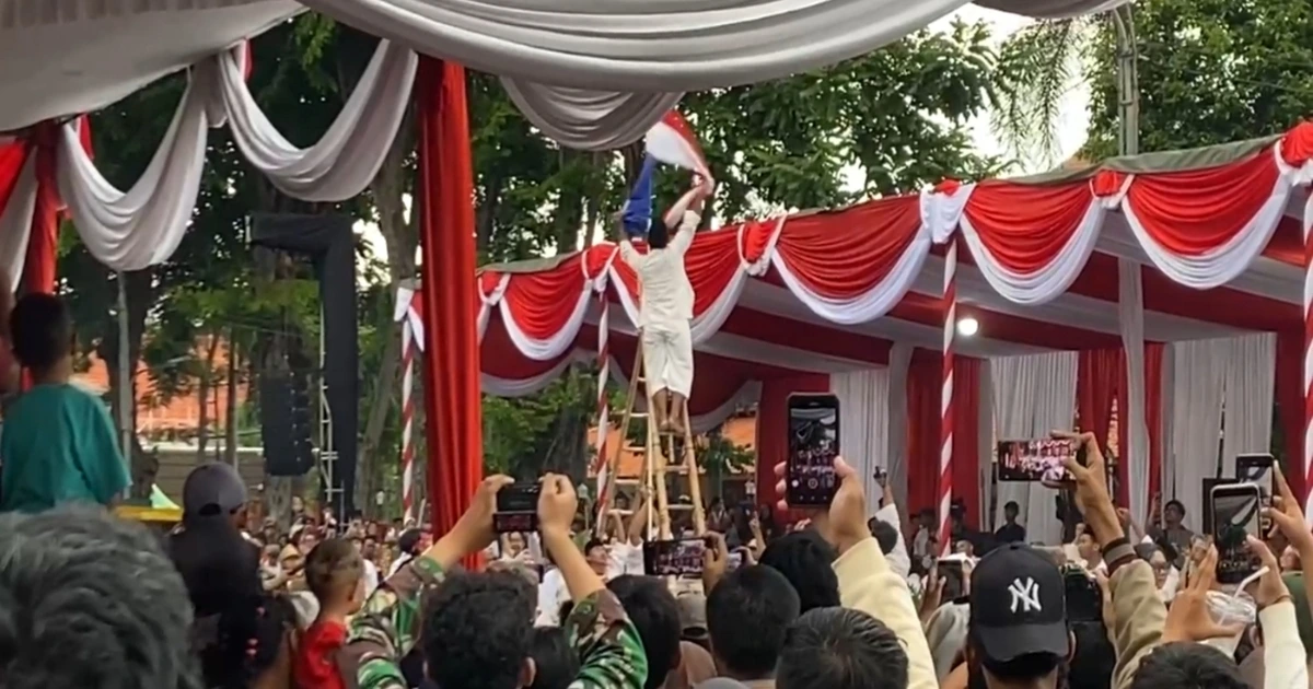 Kemeriahan Parade Surabaya Juang 2025, Warga Tumpah Ruah di Tengah Gerimis