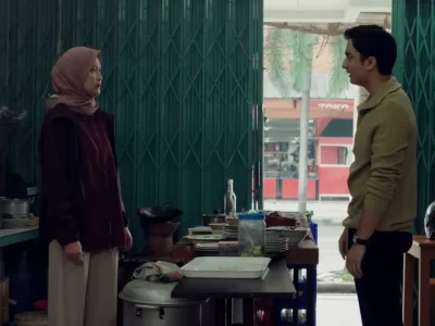 Salah satu adegan dalam film ‘Patah Hati yang Kupilih’ (Foto: YouTube/Sinemaku Pictures)