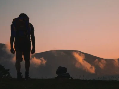 Ilustrasi kesalahan sepele pendaki pemula. (Foto: Mukuko Studio/ Unsplash)