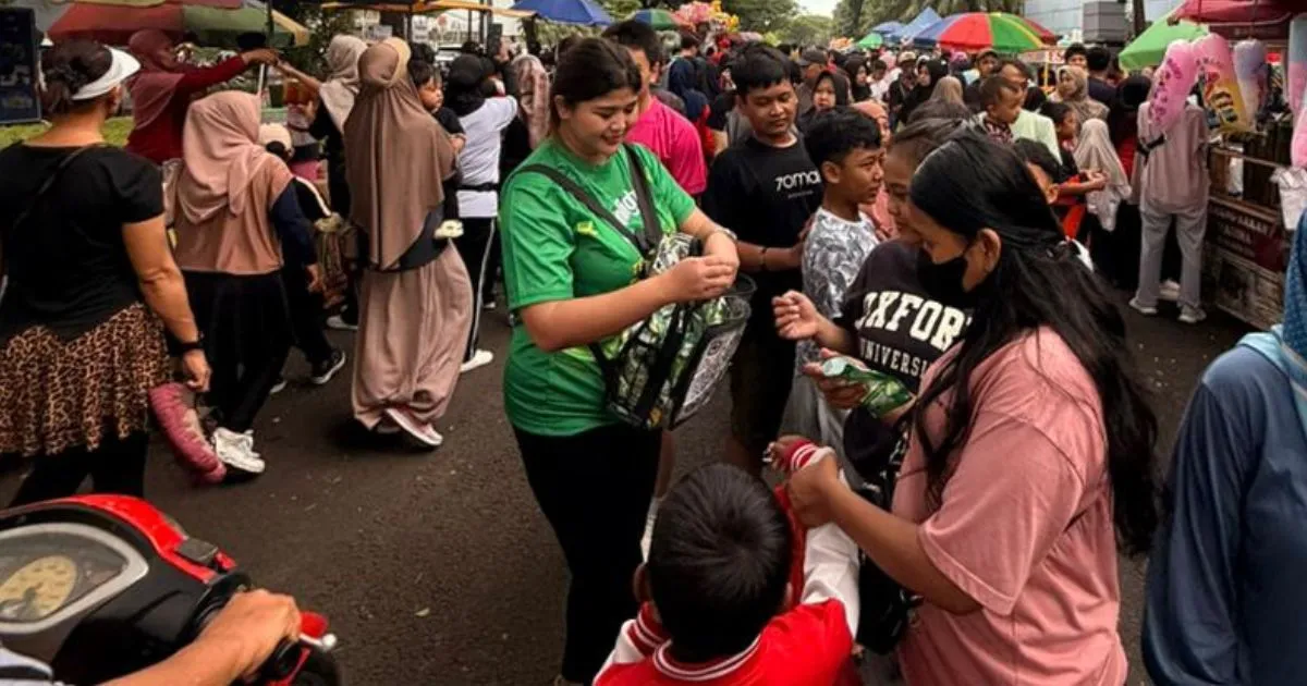 Sunlight Bagi-Bagi Sampel Gratis, Warga Antusias Coba Produk Ramah Lingkungan