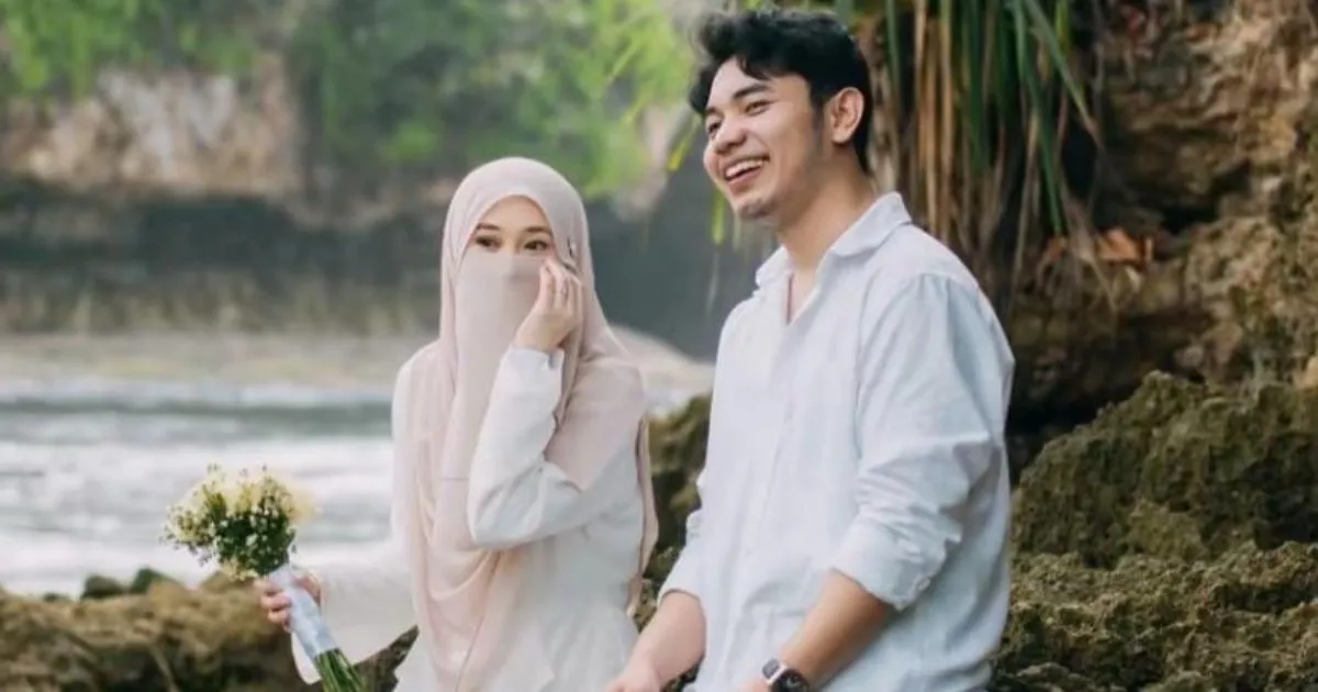 Mengenal Tinandrose, Penulis Bercadar yang Dinikahi Fiki Naki