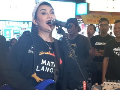 Koper berisi perlengkapan panggung milik Ratna Listy hilang. Foto : Dok Pri