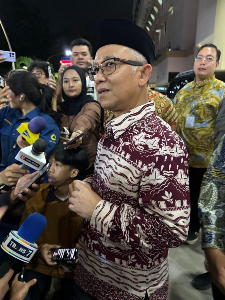 Wamen Atip Latipulhayat saat menjenguk korban ledakan SMAN 72 Jakarta (Foto: Bayu/Nyata)