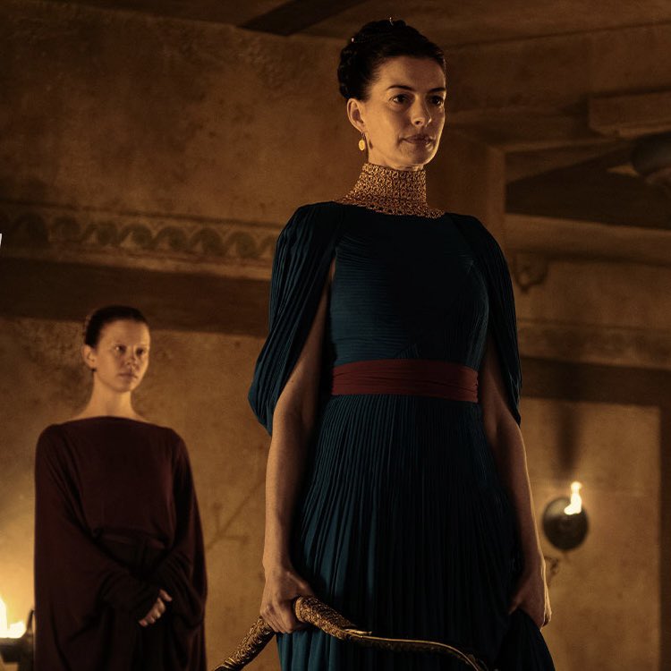 Anne Hathaway (depan) dan Mia Goth (Foto: Dok. Empire)