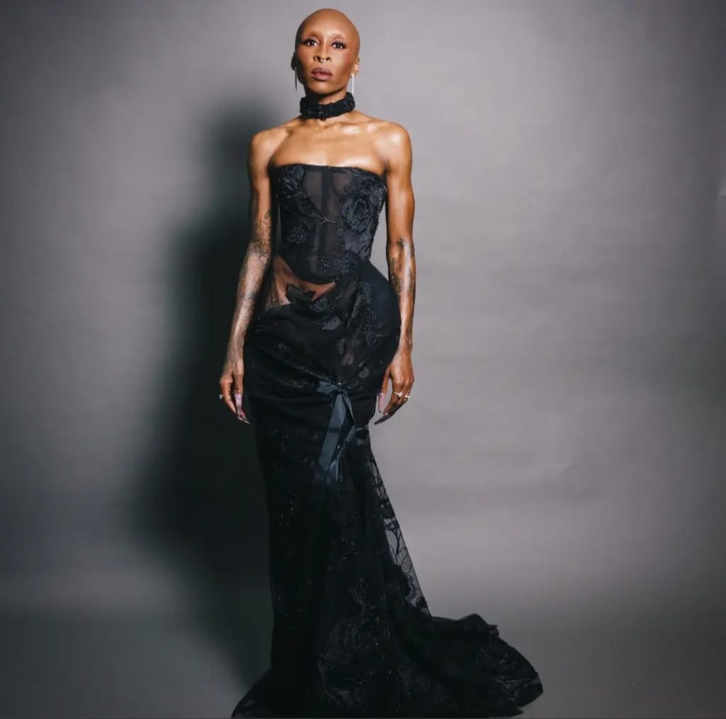 Gaun hitam yang menawan (Foto: Instagram/jasonbolden)