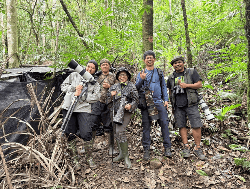 Anya (kiri) bersama geng fotografi burung. Foto: Dok. Pri
