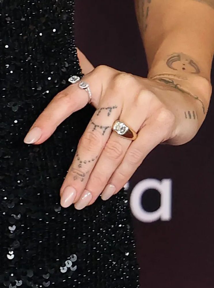 Detail cincin tunangan Miley yang terbuat dari emas dan dihiasi berlian. Foto: Dok. WireImages
