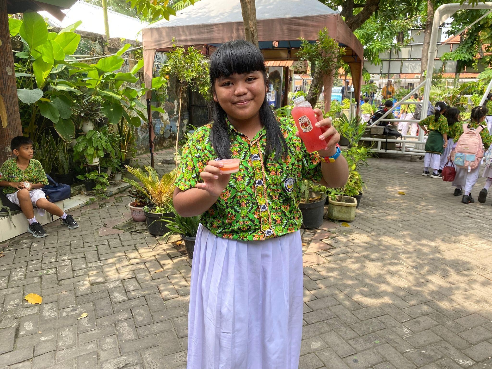 Vara memamerkan produk Wedang Puspa Kalsa dan Puding Pacar Air. Foto: Dok. Padnya/Nyata