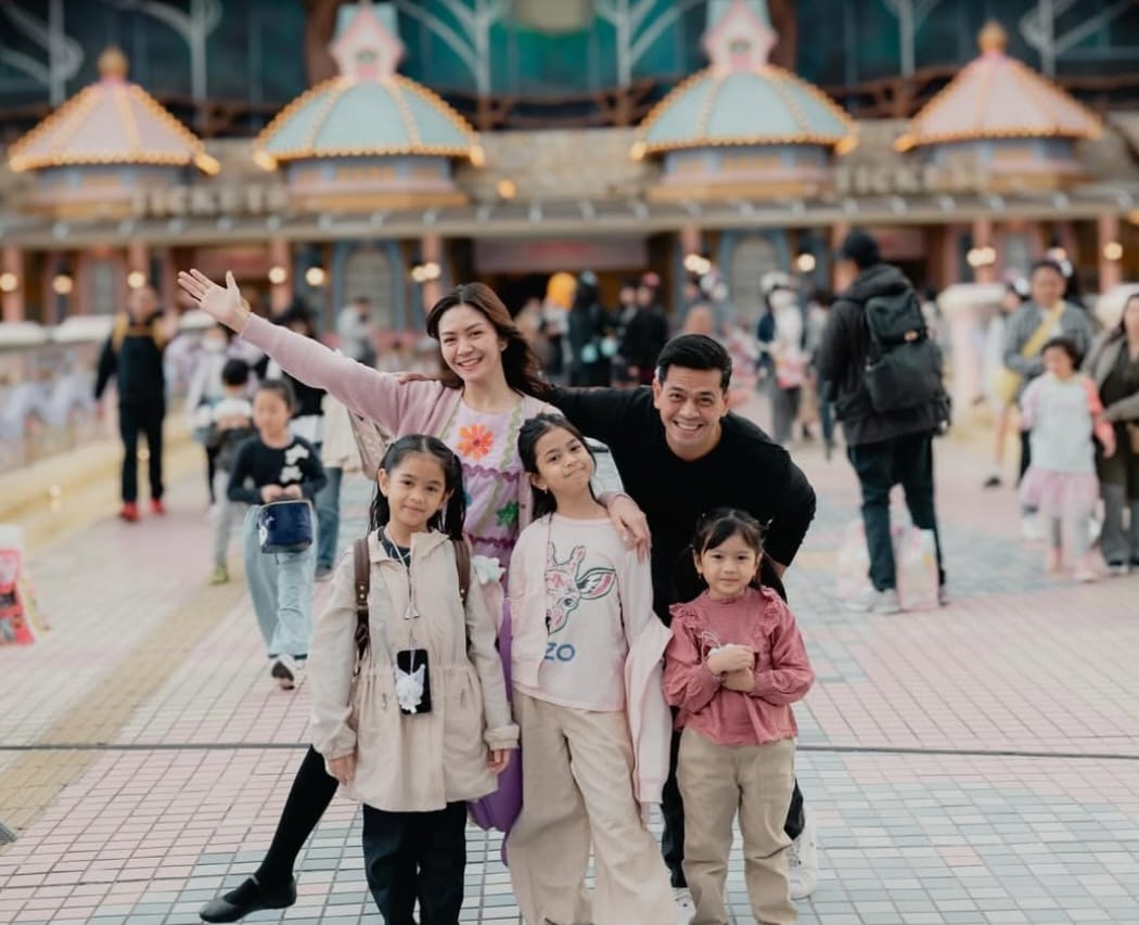 Potret keluarga harmonis Surya dan Tyara. Foto: Dok. Instagram @suryainsomnia