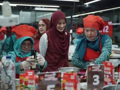 Alyssa Soebandono sebagai salah satu juri yang mewakili para ibu mengamati salah satu tim finalis Lomba Kreasi Lahap Makan SUN 2025. (Foto: IST)