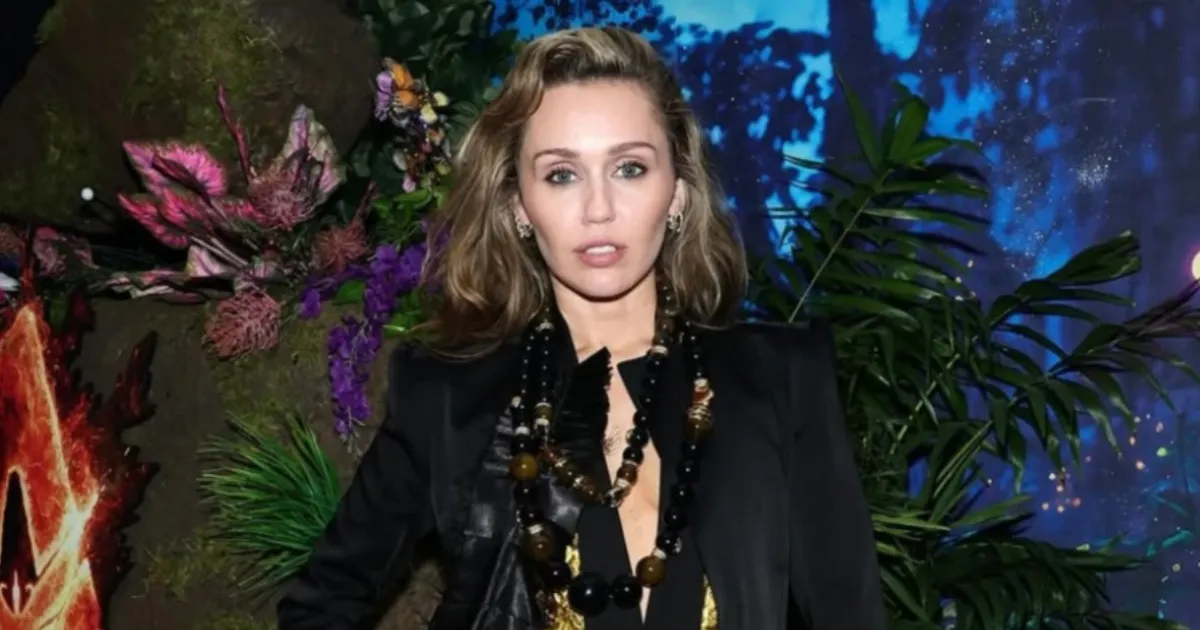 Miley Cyrus Fobia Kertas, Mual Lihat Buku dan Kardus Paket