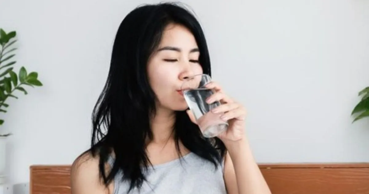 Kebiasaan Minum Air Putih yang Ternyata Keliru dan Bisa Ganggu Ginjal