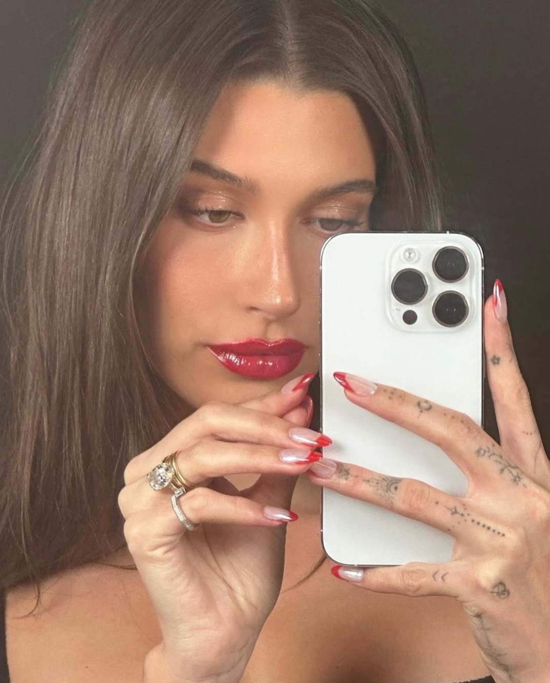 Glazed red ala Hailey Bieber. Foto: Dok. Instagram @nailsbyzola