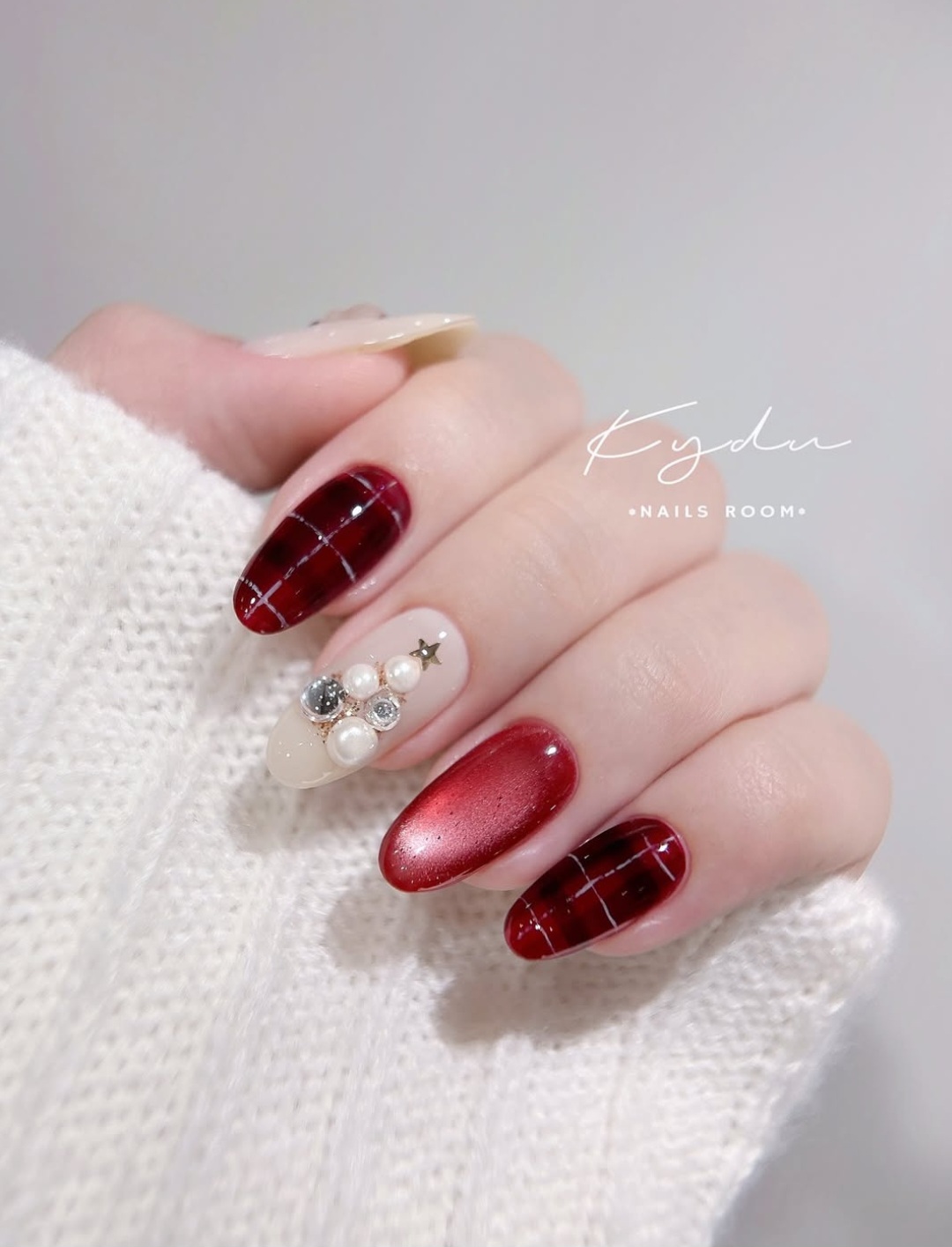 Motif ala kaiin Tartan merah. Foto: Dok. Instagram @kydu.nails