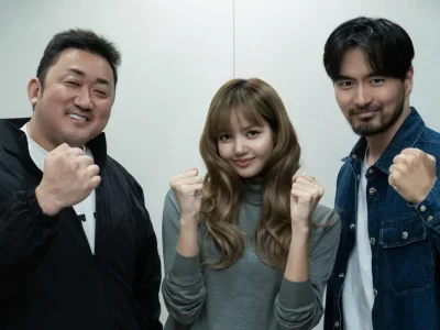 Ma Dong Seok (kiri), Lisa BLACPINK, dan Lee Jin Wook (kanan), pemeran film 'TYGO'. Foto: Dok. Instagram @netflixkr