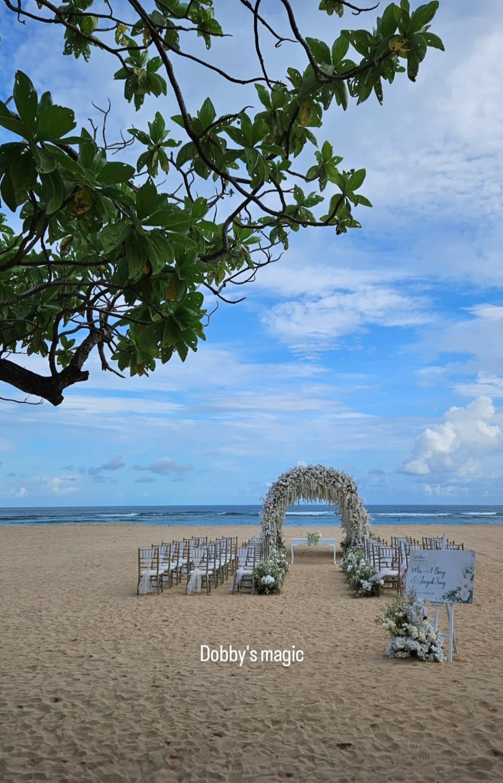 Lokasi pernikahan Joo Wan dan Minah di tepi pantai. Foto: Dok. Instagram @jadeinrain