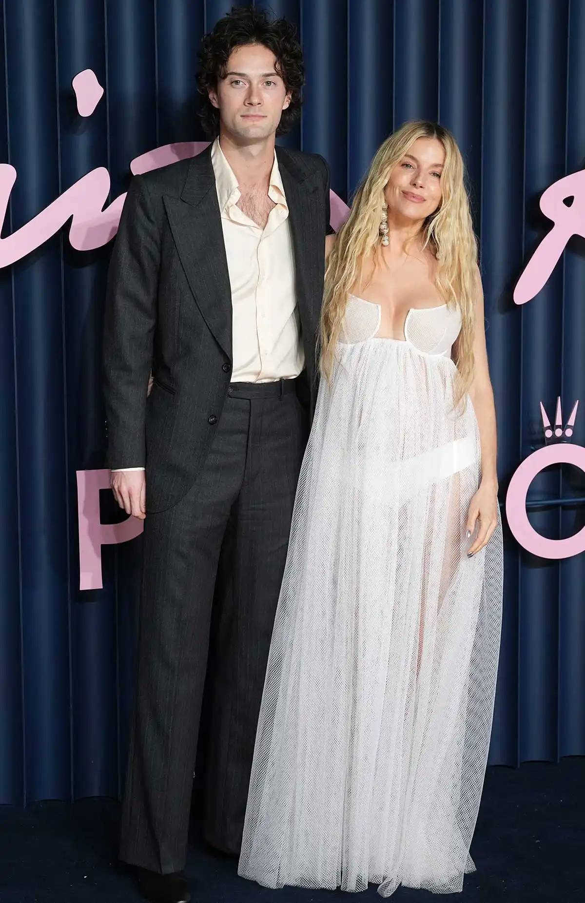 Sienna dan Oli Green di Fashion Awards 2025. Foto: Dok. Getty Images via People