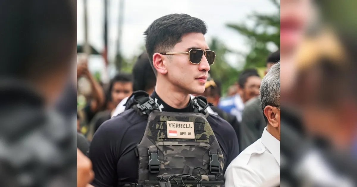 Dikira Anti Peluru, Rompi Verrell Bramasta saat Tinjau Banjir