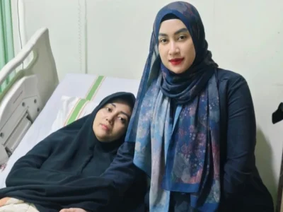 Aida Saskia (berbaring), bersama seorang kerabat (Foto: Instagram/aidasaskia.official