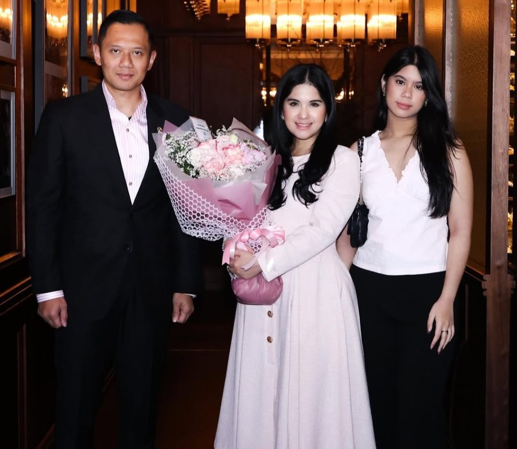 Bersama kedua orang tua (Foto: Instagram/annisayudhoyono)