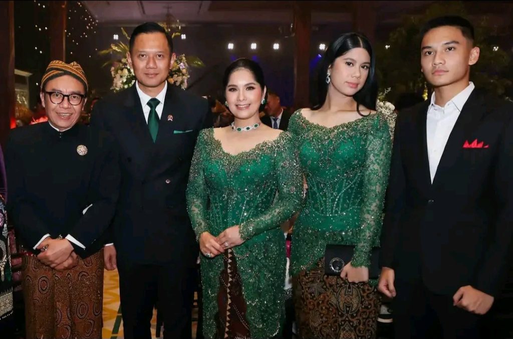 Aira dan Rizky (dua di kiri) saat menghadiri pernikahan Al Ghazali dan Alyssa Daguise (Foto: Instagram/annisayudhoyono)