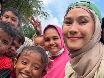 Zaskia Adya Mecca swafoto bersama para penyintas banjir Aceh. Foto : Instagram/zaskiadyamecca