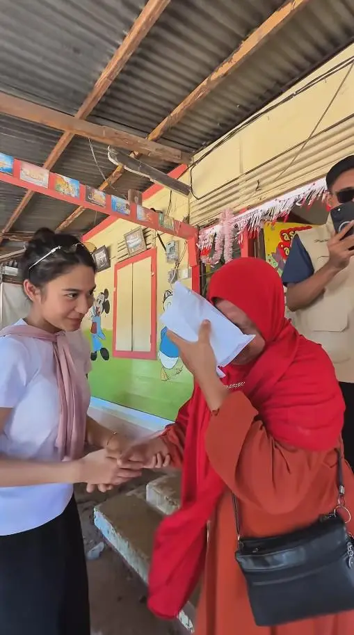 Azizah Salsha saat memberi bantuan (Foto: Instagram/andre_rosiade)
