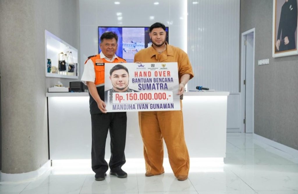 Ivan Gunawan saat menyalurkan bantuan lewat salah satu lembaga (Foto: Instagram/ivan_gunawan)