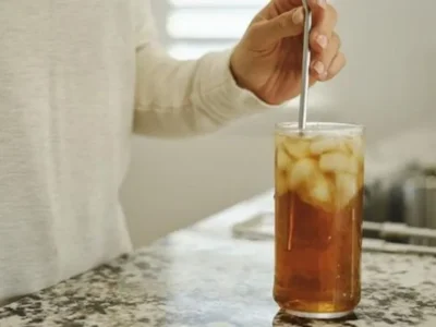 Minum teh jadi salah satu kebiasaan setelah makan yang harus dihindari. Foto: Getty Images/bgwalker