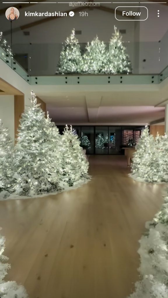 Dekorasi natal di rumah Kim Kardashian (Foto: Instagram/kimkardashian)