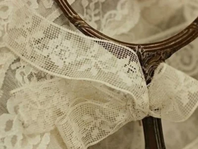 Cara mencuci dan merawat pakaian bahan renda atau brokat (ilustrasi: Pintrest/Angel)