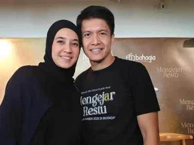 Dhini Aminarti dan Dimas Seto, pemain film 'Mengejar Restu' (Foto: Nyata/Agnes)