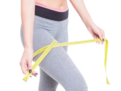 Prosedur kecantikan sedot lemak (Ilustrasi: Dok. Gemini AI)