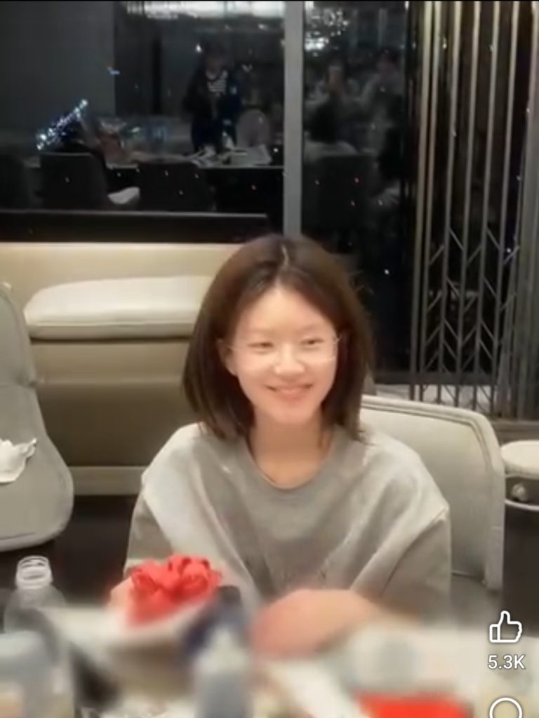 Diam-diam makan cake (Foto: Facebook/zhaolusi-fan)